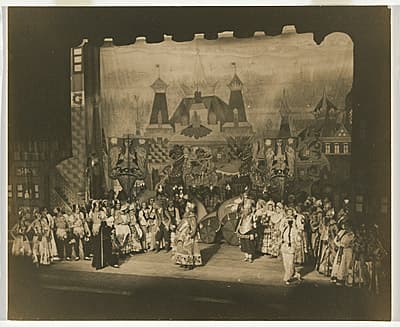 Vene BECK | King Dodon and cast in front of the palace in the ballet Le Coq d'Or